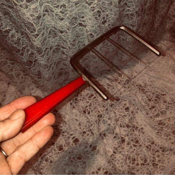 Retro Red Handled Bakelite cheese cutter from the early 40s, a great collectible - Picture 7 of 7